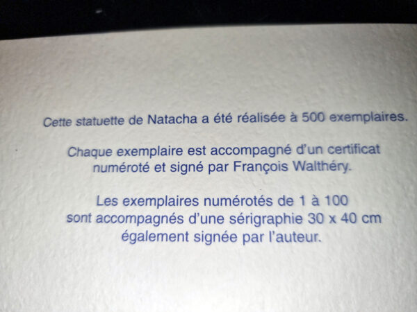 Figurine résine editions Khani - Natacha dans son fauteuil d'avion (gris ) - RARE epreuve d'artiste d'après Walthéry tirage 20 exemplaires année 200 – Image 9