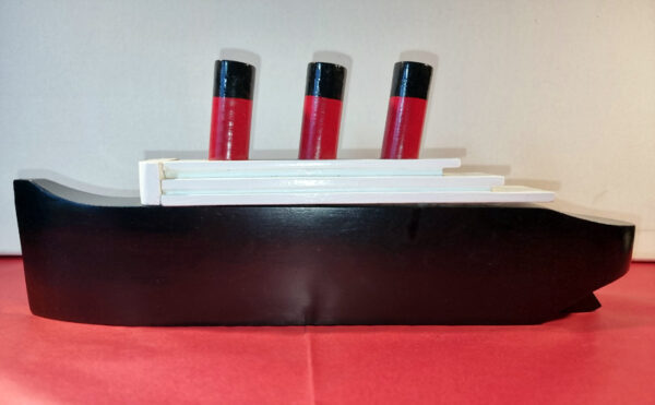 Michel Aroutcheff pour Vilac Paquebot Normandie Circa 1985 - trés bon état Edition épuisée En bois laqué noir, blanc et rouge  Dimensions 32 cm  longueur x 13  cm hauteur