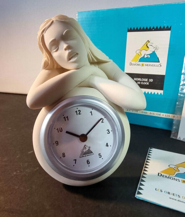 Figurine Milo Manara Démons et Merveilles - La modèle 02  / Horloge figurine en résine comme neuve tirage 1002 exemplaires année 2002 avec boite et certificat – Image 3
