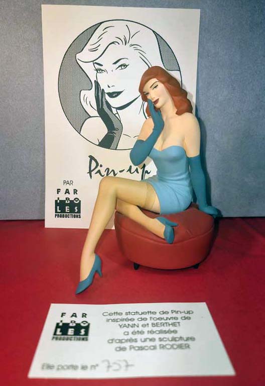 LMZ Collectibles Walthéry Natacha - Natacha avec sa valise - échelle 1/6