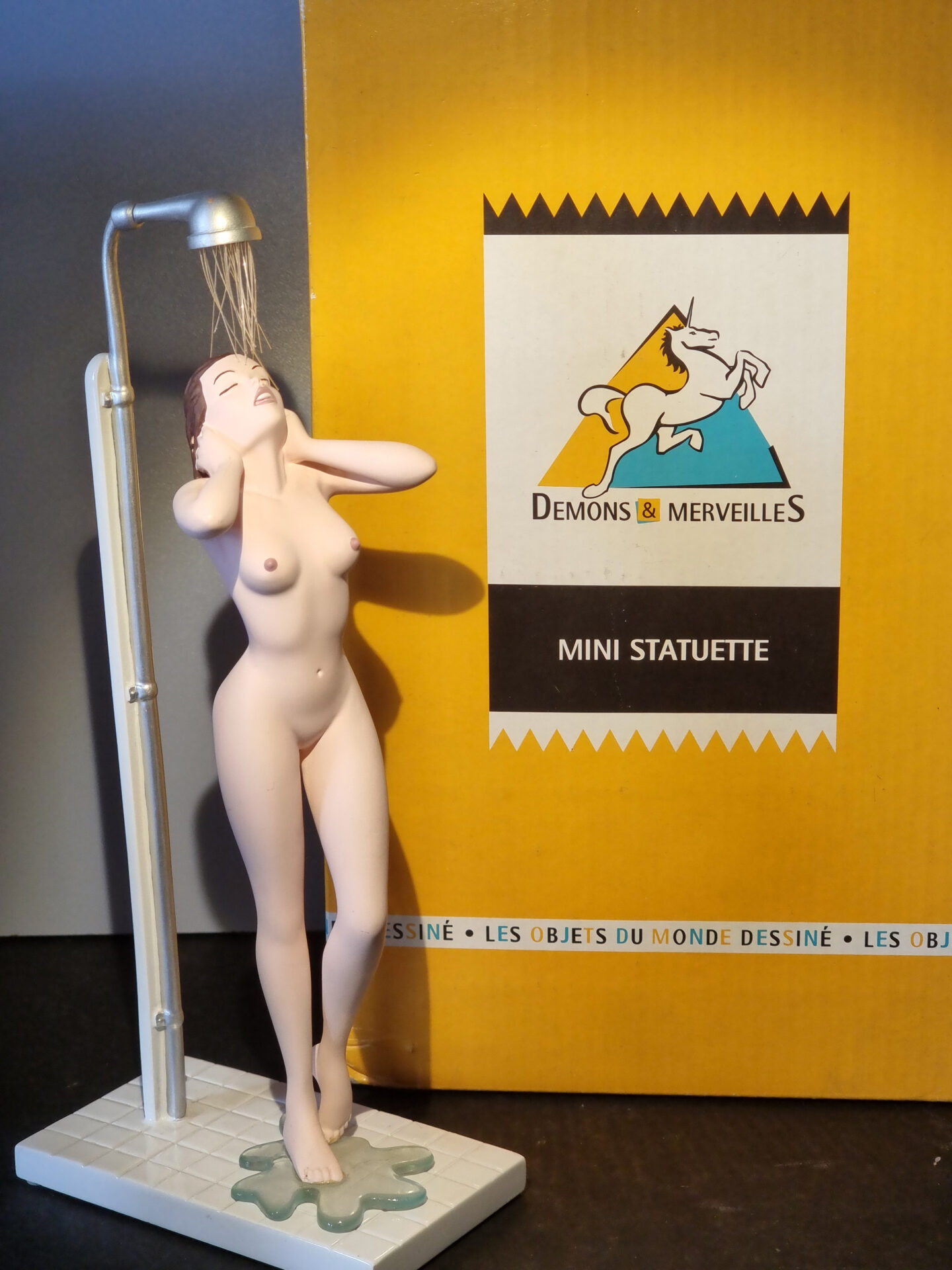 Milo Manara / Claudia SOUS LA DOUCHE / STATUETTE RESINE 23 CM / démons et merveilles année 2004