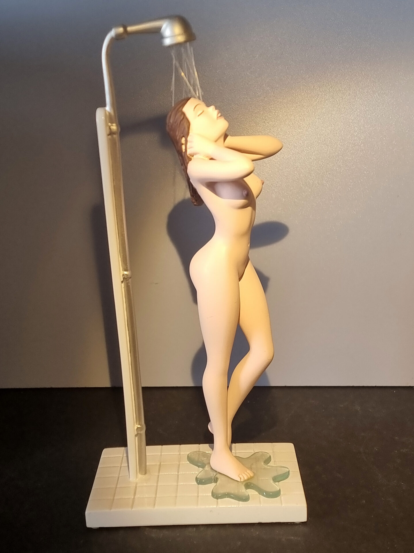 Milo Manara / Claudia SOUS LA DOUCHE / STATUETTE RESINE 23 CM / démons et merveilles année 2004 – Image 3